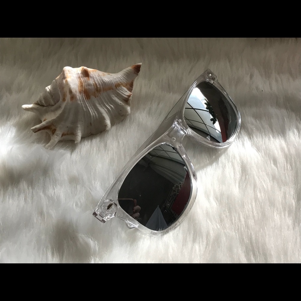 ☀️Sunglasses w/case☀️